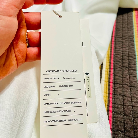 Simple wedding, open lace back and small train. - Picture 3 of 15